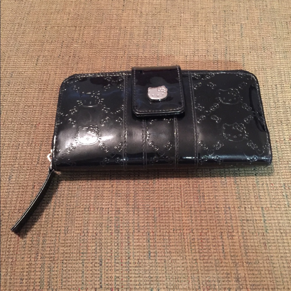 Hello Kitty Black Wallet & Gold Earrings
